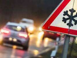 zahlreiche unfälle in der nacht: glatteis hält einsatzkräfte auf trab